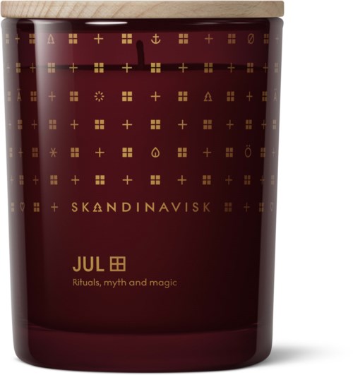 Mørk rød lysestake med gullsymboler og tekst, inkludert 'Skandinavisk' og 'Jul', som symboliserer juletradisjoner.