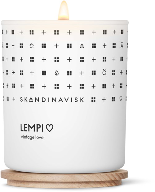 Biały znicz z płomieniem na górze, ozdobiony małymi symbolami i słowami "SKANDINAVISK" oraz "LEMPI" z sercem.