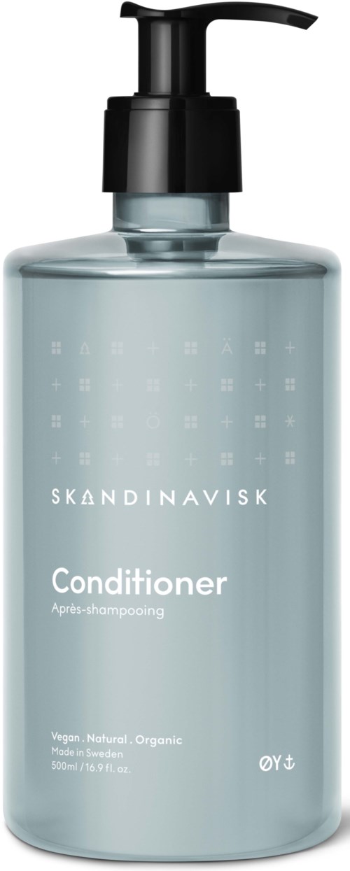 En lysegrå flaske med sort pumpe mærket 'Skandinavisk Conditioner' til hår med symboler og tekst om ingredienser.