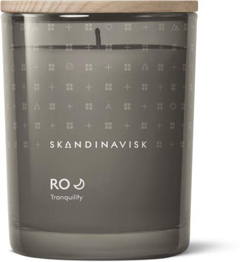 Een doorzichtige kaarsenhouder met het Skandinavisk-logo en het woord 'Tranquility'.