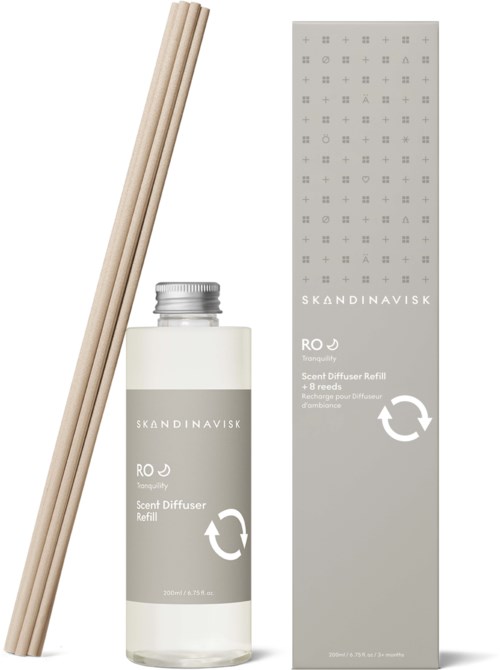 En doftdiffusor påfyllning med träpinnar och förpackningslåda i grå färg. Boxen har märket Skandinavisk.