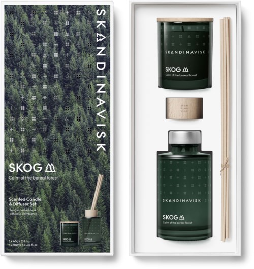 Een geurkaars en diffuser set in een doos met bosafbeelding, inclusief een geurkaars, diffuser fles, houten deksel en stokjes.