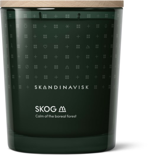 En grön behållare med skandinaviska symboler, företagslogotyper och orden "SKANDINAVISK" och "SKOG: Stillhet från den boreala skogen."