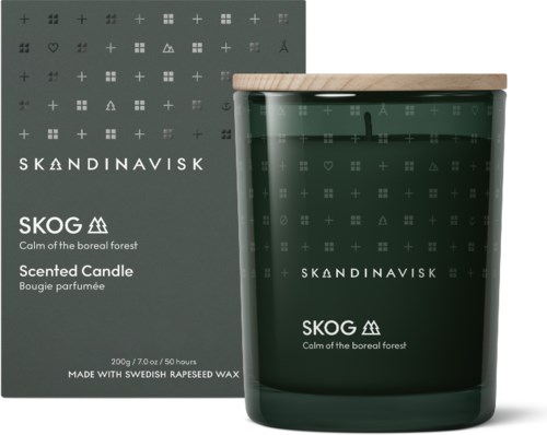 Een groene geurkaars in een glazen container met houten deksel, verpakking met Scandinavisch ontwerp en bos thema.