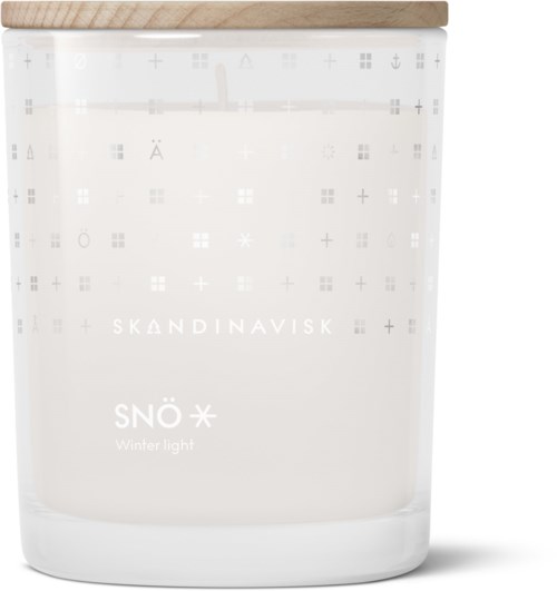 Een witte kaars in een glazen houder met Scandinavisch ontwerp en de tekst 'SNÖ' en 'Winter Light'.