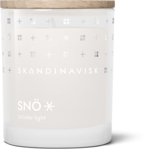 En hvit lysestake med skandinavisk design, merket "SNÖ Winter light", med sølvdeksel og dekorative mønstre.