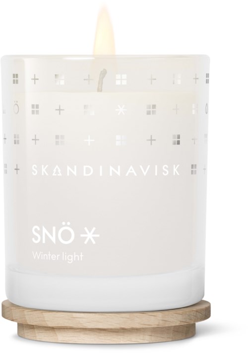 Et hvitt lys med snøfnugg- og nordiske mønster, merket 'SKANDINAVISK' og 'SNÖ Winter light,' på en treskive.