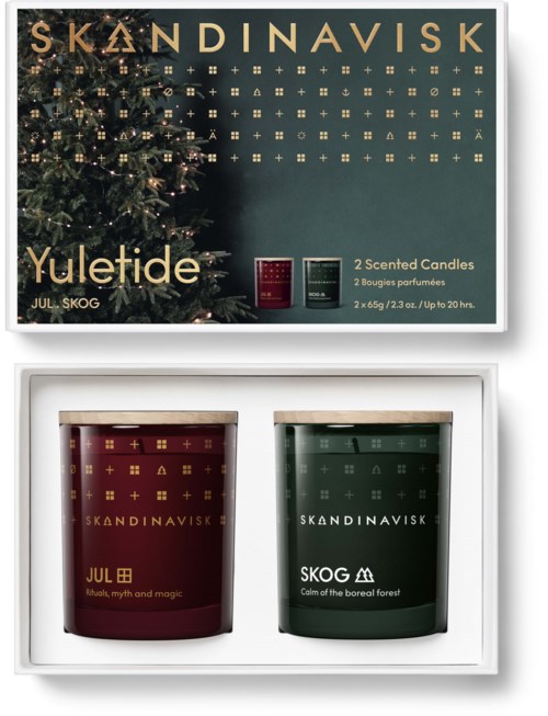 Een doos met twee geurkaarsen, rood en groen, met Scandinavisch ontwerp en namen, kerstversiering.