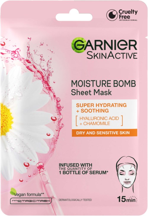 Roze verpakkingsontwerp voor Garnier SkinActive Moisture Bomb sheetmasker met kamille, hyaluronzuur en vegan formuletekst.