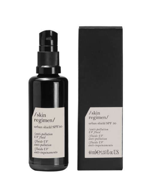 En svart flaska och förpackning av hudsolskydd med SPF 30, märkt som anti-pollution UV-fluid, 40 ml.