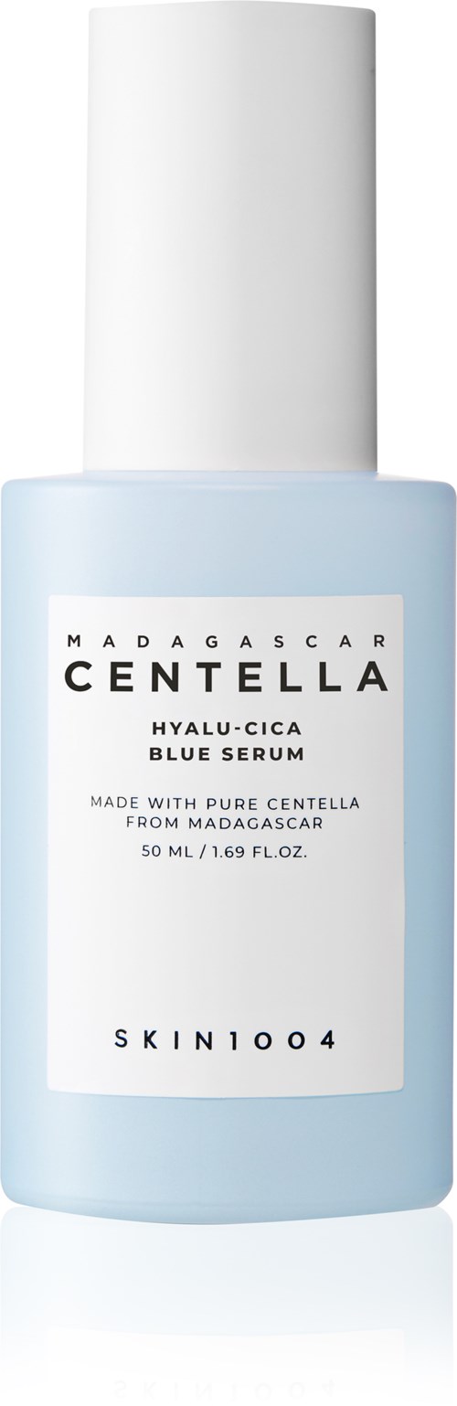 En ljusblå serumflaska med vit kork, märkt 'Madagascar Centella' och 'Skin1004'.