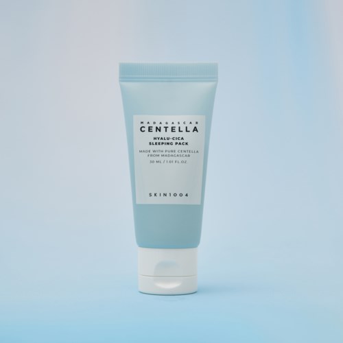 En lyseblå tube merket 'Madagascar Centella Hyalu-Cica Sleeping Pack' med hvit lokk og minimalistisk tekst.