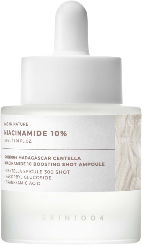 En hvid hudpleje flaske med en dråbekap, mærket Niacinamide 10% af Skin00a4, med produktdetaljer og ingredienser.