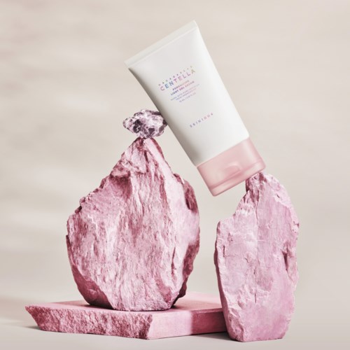 En hvit og rosa tube balanseres på rosa steiner og en rosa plate.