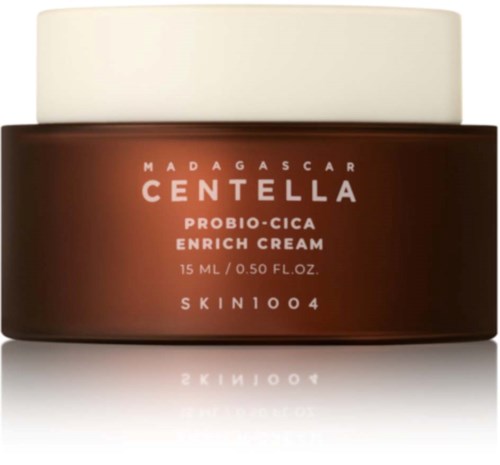 En brun krukke med hvid løg, mærket 'Madagascar Centella Probio-Cica Enrich Cream,' indeholder 15 ml hudcreme.