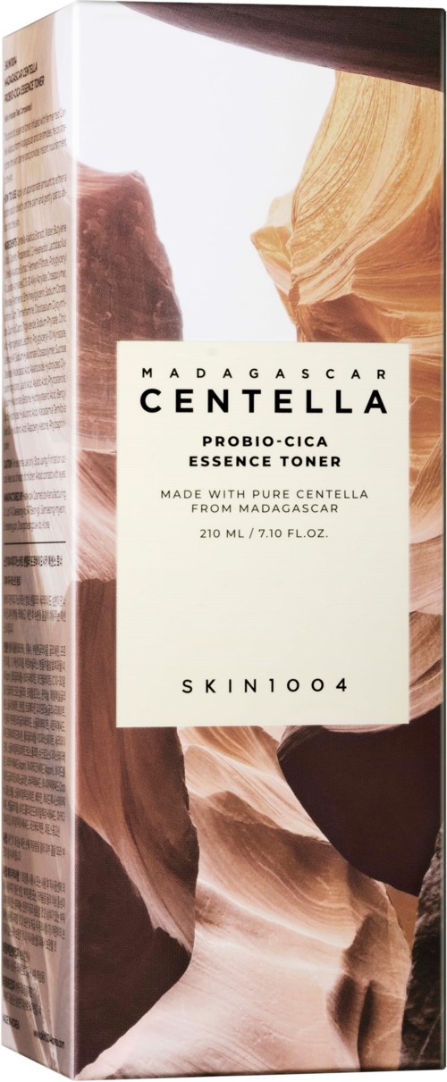 Een doos met een label over Madagascar Centella toner, toont een woestijnlandschap. Het vermeldt ingrediënten uit Madagascar.