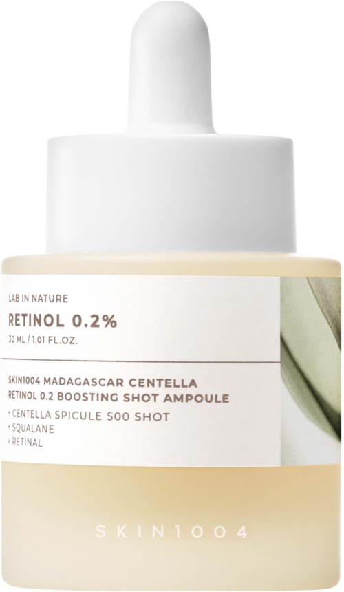 Eine Flasche Hautserum mit weißen Tropfer, Etikett zeigt Retinolkonzentration und Inhaltsstoffe von Skin 1004.