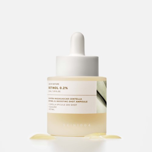 Kosmetische Serenflasche mit weißem Tropferverschluss und Etikett mit Retinol 0,2% und Madagascar Centella.