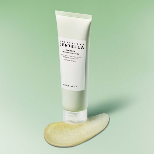Madagascar Centella mild peelingen gel på en grøn baggrund med en beige produktplet.