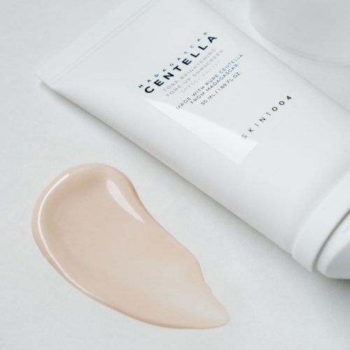 En tube foundation med en beige farget oppkast på en hvit overflate.