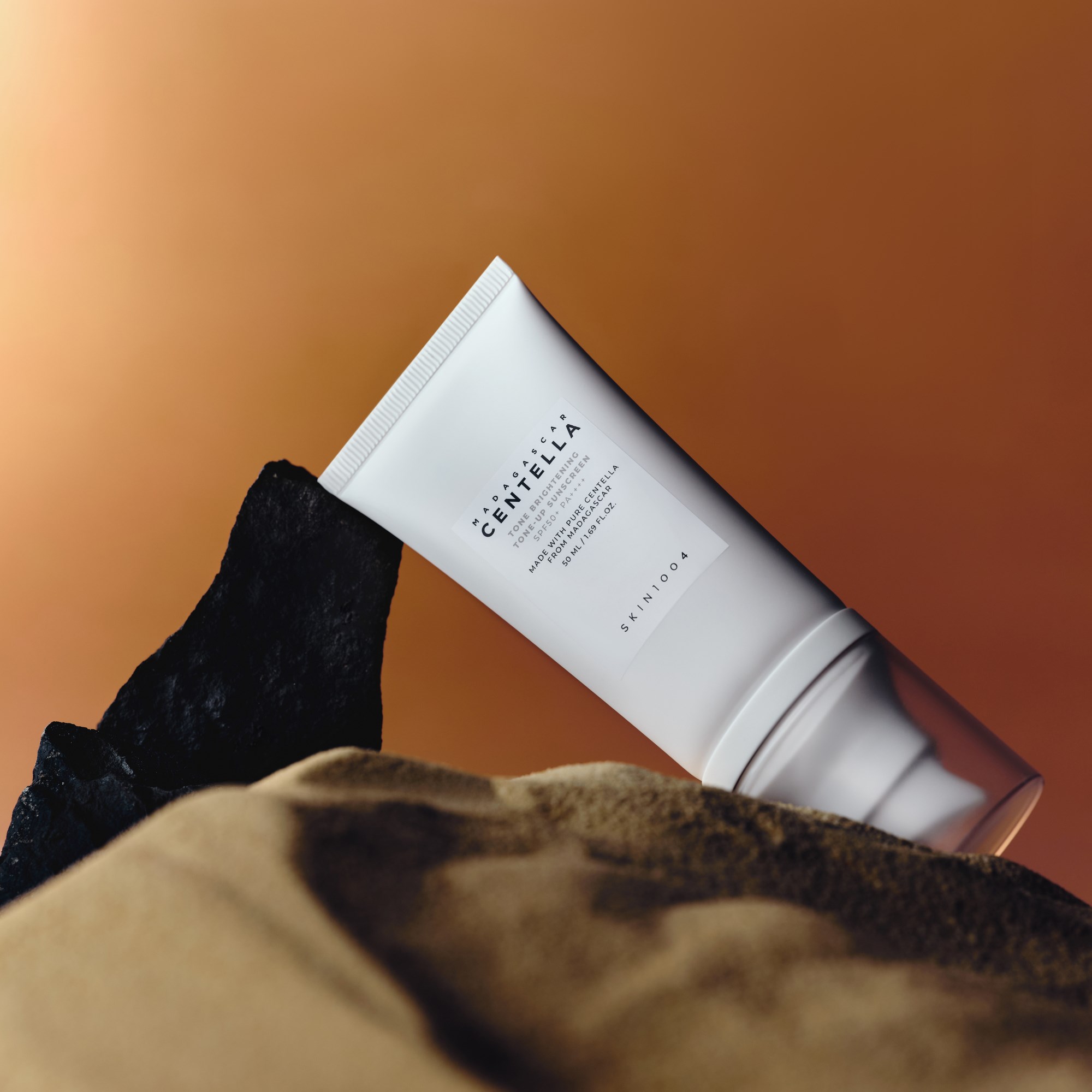 SKIN1004 Madagascar Centella Tone Brightening Tone-Up Sunscreen 50 ml (obrázok 4)