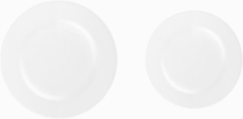 To hvite sylindriske objekter, sannsynligvis beholdere, plasseres side ved side på en hvit overflate.