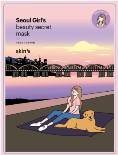En illustration visar en flicka och en hund som sitter på en matta vid vattnet med en stad och en bro i bakgrunden, solnedgångshimmel.