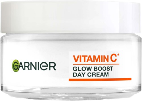 Purnukka Garnier Vitamin C Glow Boost Day Creamilla, jossa valkoinen kansi ja merkintä tuotteen nimellä.