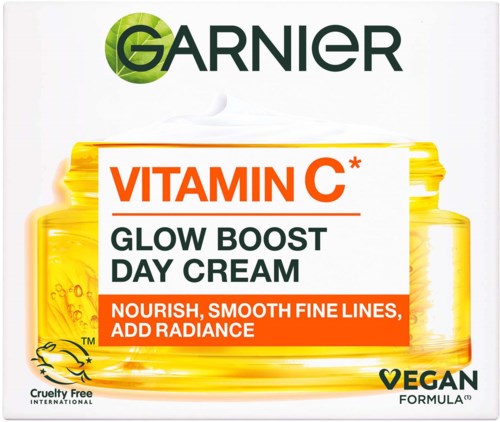 Garnier Vitamin C Glow Boost Päivävoide keltaisessa purkissa, vihreällä ja oranssilla tekstillä.