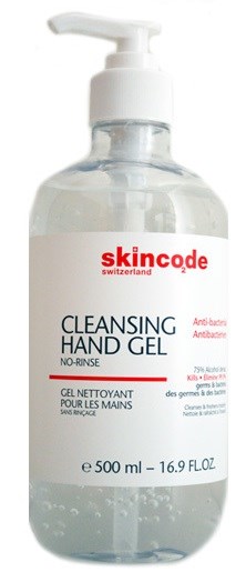 En tydlig flaska med pump, märkt 'Skincode' handgel, påstår att den är rengörande, antibakteriell och passar för användning utan sköljning.