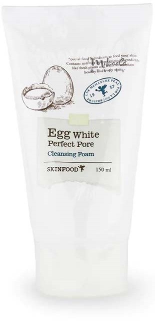 En vit tube med en kokosnötillustration som visar att det är en rengöringsskum för ansiktet, kallad Egg White Perfect Pore.