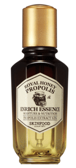 En liten mörk flaska med guldkork märkt 'Royal Honey Propolis Enrich Essence' som innehåller vätska.