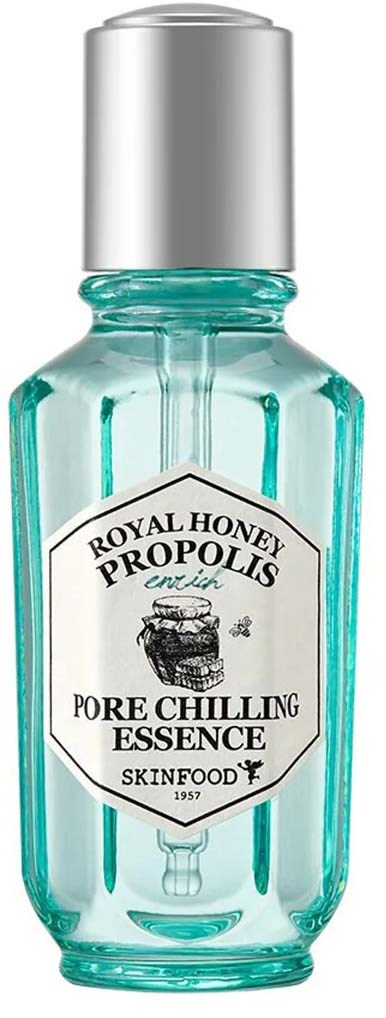 En liten glasflaska med silverlock, märkt 'Royal Honey Propolis Pore Chilling Essence' från SKINFOOD.