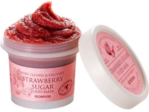 Pink behållare med jordgubbssockerskrubb, toppad med rosa, snöliknande skrubb.