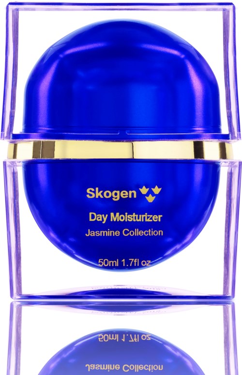 En blå behållare med guldförmärkt inuti en klar övningsbox, märkt "Skogen Day Moisturizer" från Jasmine Collection.