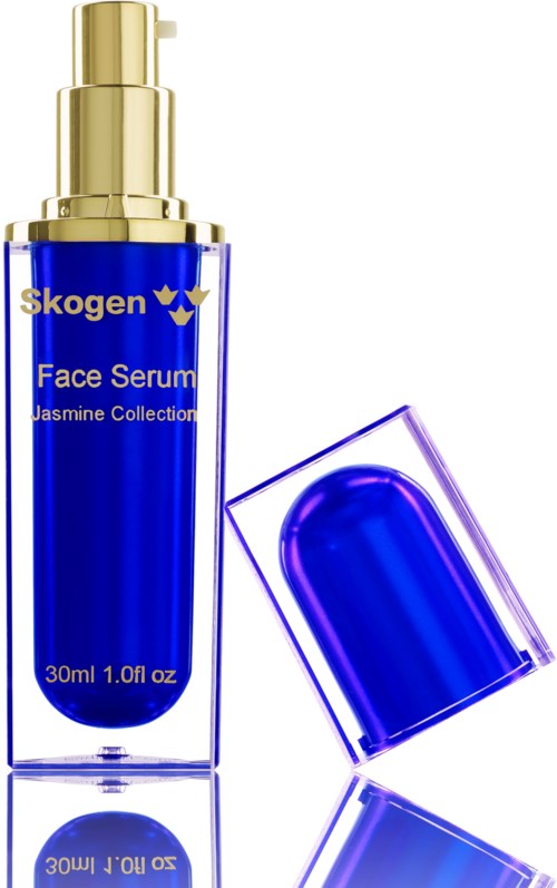 En blå glasflaske med ansigtsserum med en guld pumpe, mærket 'Skogen Jasmine Collection,' ved siden af låget.