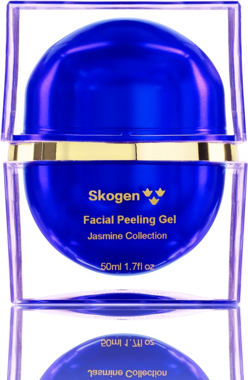 Blå ansiktsskrubb gel i gjennomsiktig kvadratisk beholder med gulldetaljer. Merke: Skogen, Jasmine Collection, 50 ml.