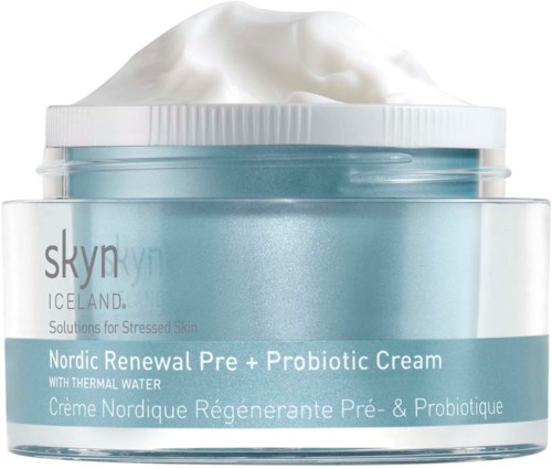 En kruka med hudvårdscrème med vitt skum på toppen, märkt Skyn Iceland Nordic Renewal Pre + Probiotic Cream.