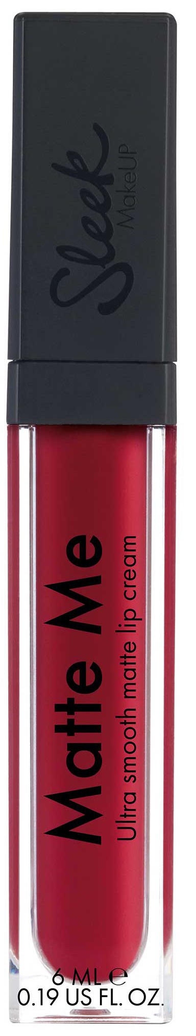 En rød læbepomade i en gennemsigtig tube med sort låg, mærket som Matte Me, ultra glat mat læbepen.
