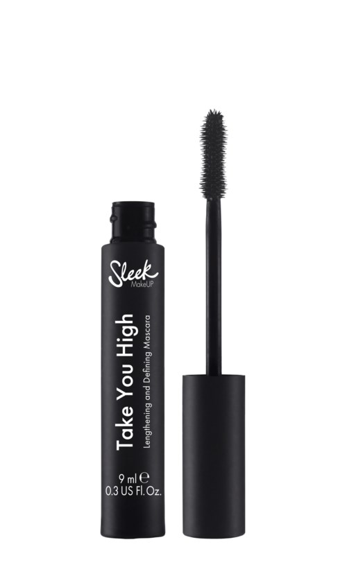 En svart mascara-rör med etiketten 'Take You High' och borste, står upp på en vit bakgrund.