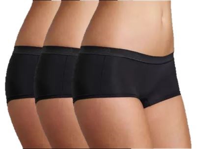 Drei Frauen in schwarzen Shorts stehen nebeneinander, mit ähnlicher Kleidung und Haltung.