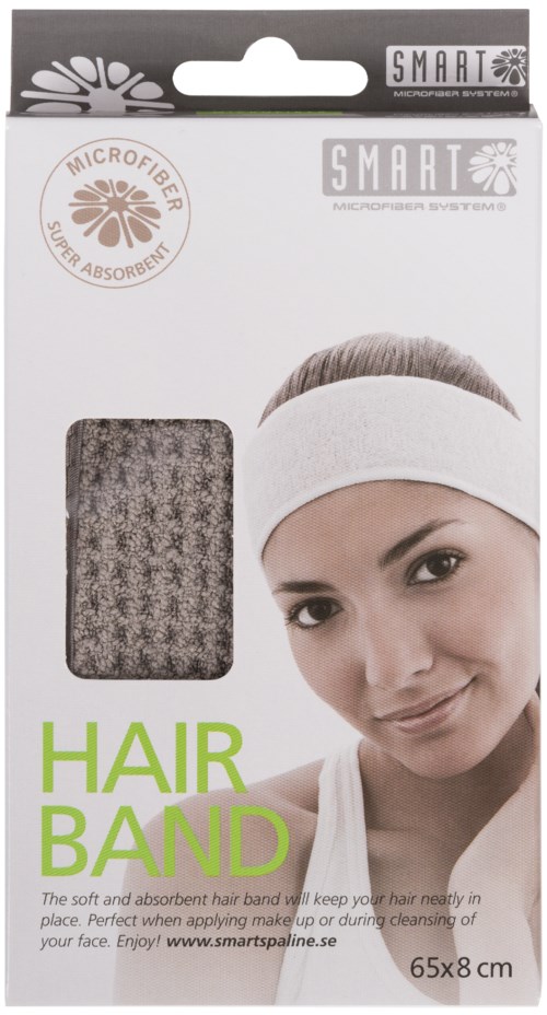 En kvinna bär ett vitt pannband som visar hennes ansikte. Förpackningen annonserar ett hårband med mikrofiber och mjukt material.
