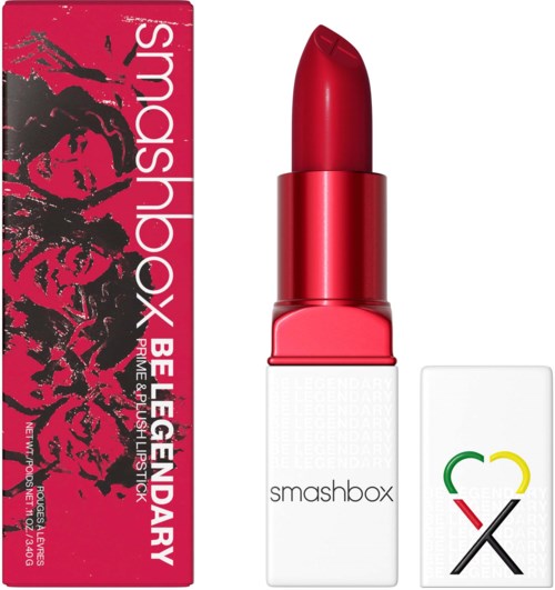 Roter Lippenstift in weißer Hülse mit 'smashbox' aufgedruckt, neben einer Box mit schwarzem, pinkem und grünem Text.
