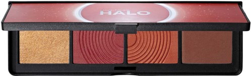 Een make-up pallet met vier kleuren: goud, rood, oranje en bruin, in een zwarte verpakking met een rood deksel.