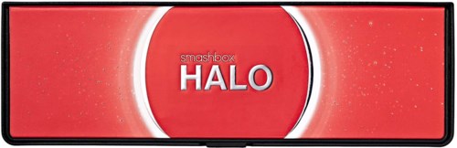 Een lange, rechthoekige rode doos met de woorden "smashbox HALO" en een wit en rood cirkelvormig ontwerp.