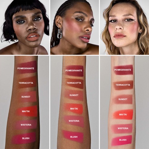 Tre kvinner viser ulike sminkelCorrect styling med prøver av leppestiftfarger på armene merket: Pomegranate, Terracotta, Sunset, Mai Tai, Wisteria, Blush.