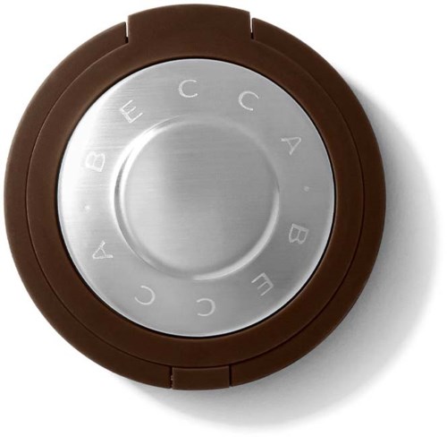 Brun liten behållare med en silverfärgad dial och alfabetiska etiketter, troligen en kaffekapsel eller en liten förvaringsbehållare.
