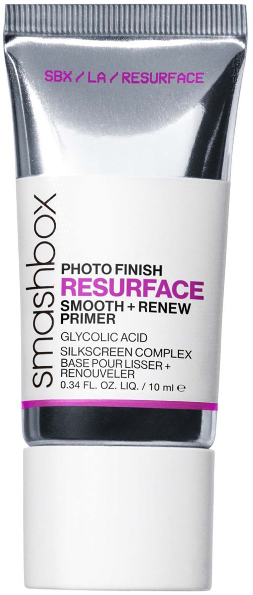 Tuba podkładu Smashbox oznaczona jako 'Photo Finish Resurface' z tekstem o składnikach takich jak kwas glikolowy i kompleks siatki satynowej.