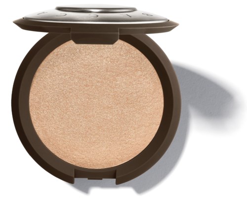 Ein runder beiger Make-up-Puder in einem braunen Kompakt, leicht geöffnet, wirft einen Schatten nach rechts.