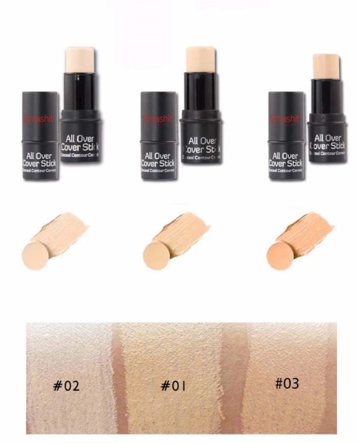 Tre makeupstiftar med provbitar som visar olika nyanser av concealer eller foundation.